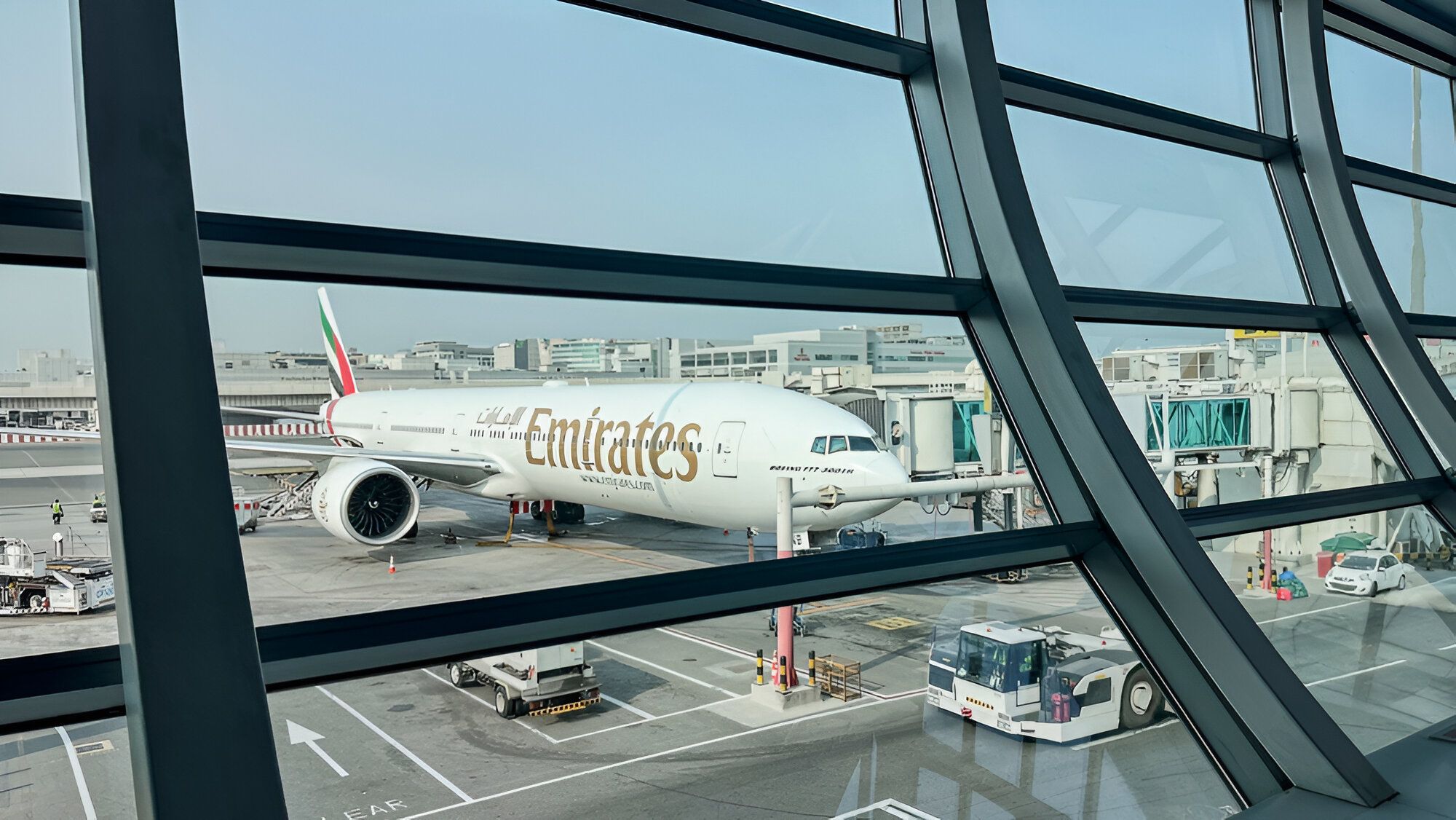 Flughafen Dubai und Emirates-Flugzeug