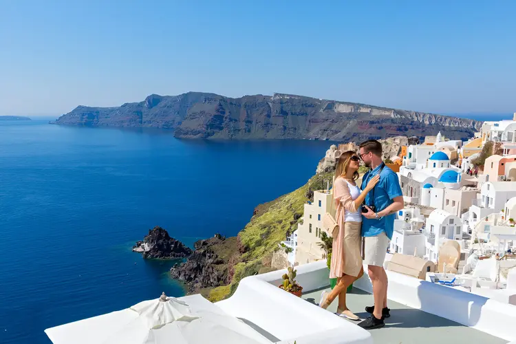 Szczęśliwa para świętuje Walentynki na Santorini
